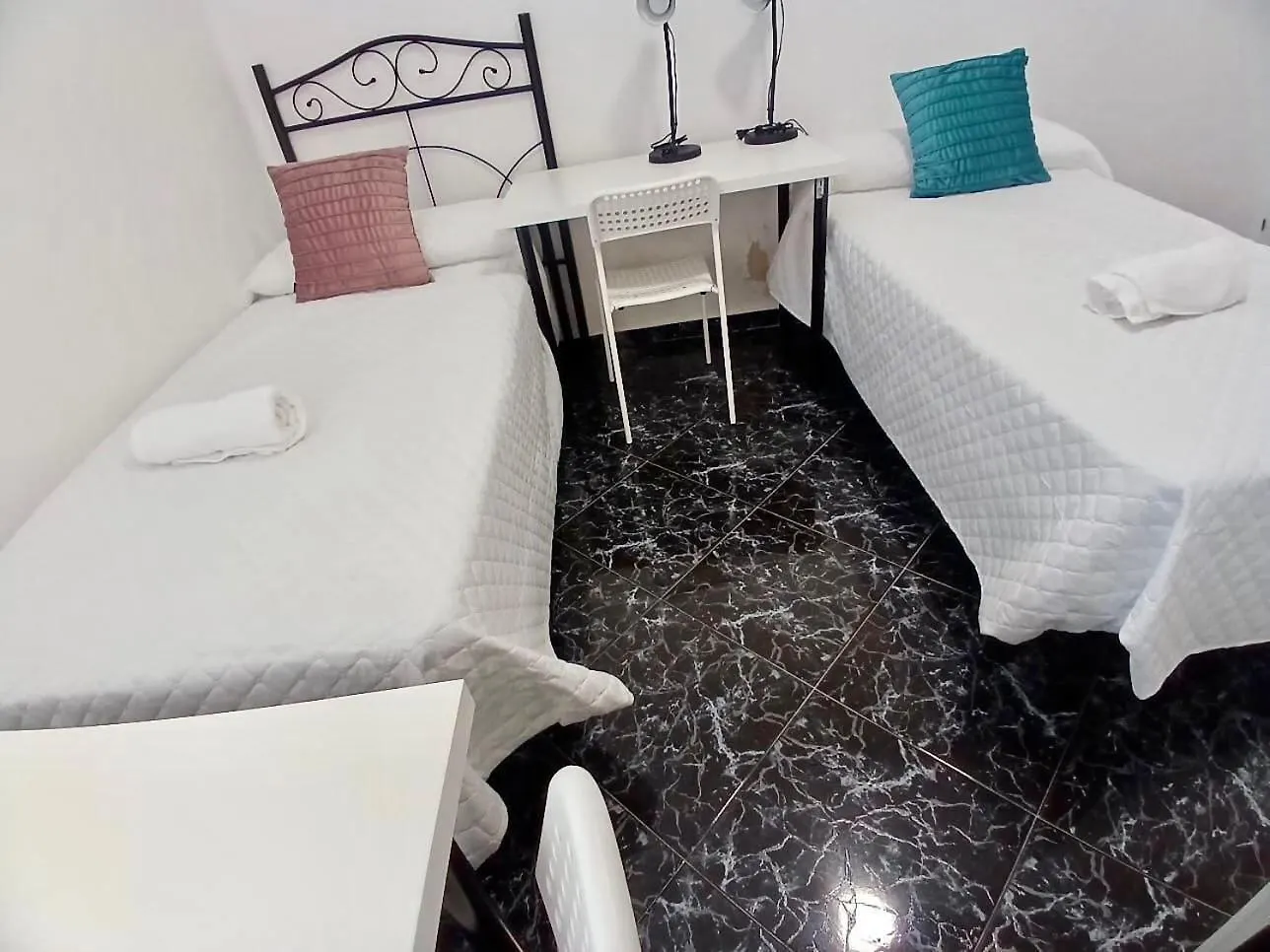 Budget And Lovely Rooms Macarena F Seville Apartment